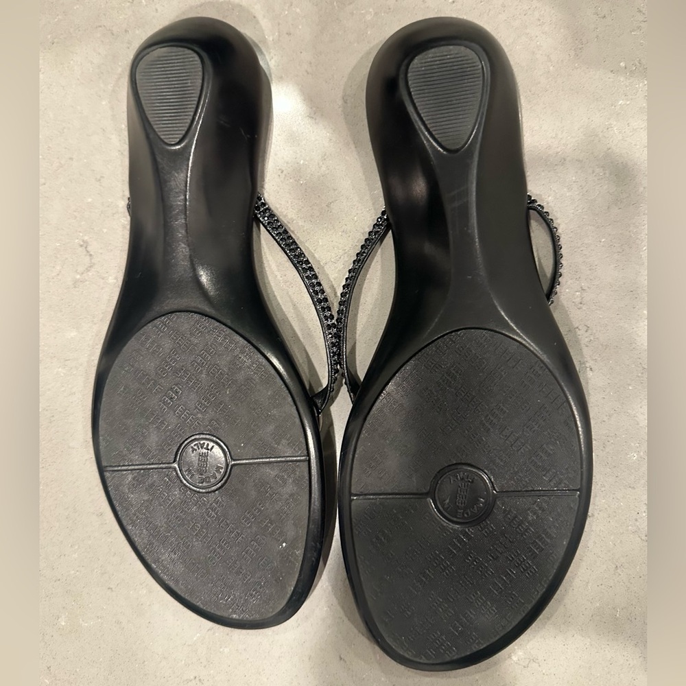 Italian Shoemakers black dress thong sandal - Picture 3 of 3